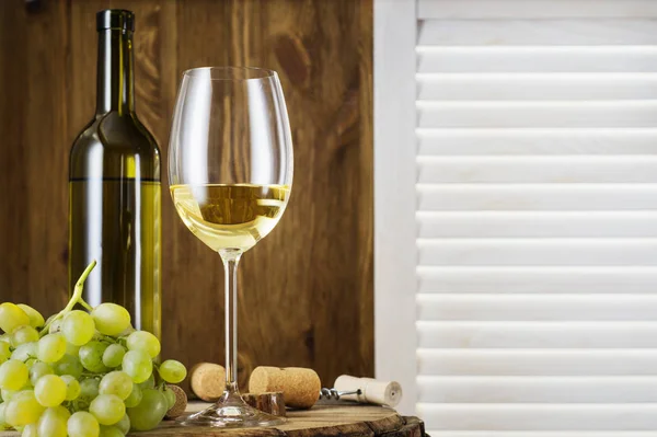 Natura Morta Vino Bianco Con Fusto Legno Con Spazio Copia — Foto Stock