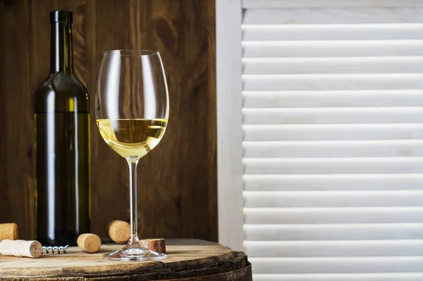 コピー スペースを持つ木製の樽と白ワインの静物 ワインのボトルと古い木樽に白ワインのガラス ワインの試飲と生産の概念 — ストック写真
