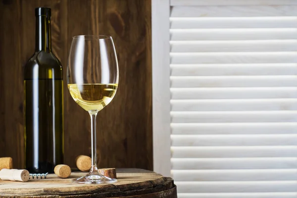 Natura Morta Vino Bianco Con Fusto Legno Con Spazio Copia — Foto Stock