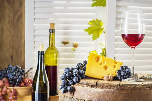 木製の樽と赤ワインの静物 ワイン ボトル チーズと古い木樽にブドウの赤ワインのガラス ワインの試飲と生産の概念 — ストック写真