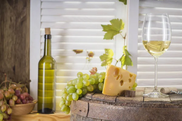 Natura Morta Vino Bianco Con Fusto Legno Bottiglia Vino Bicchiere — Foto Stock