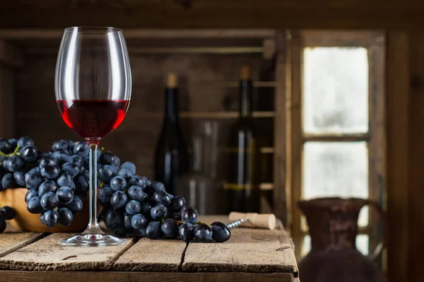 木製の樽と赤ワインの静物 ワイン ボトル グラスの赤ワインや古い木樽にブドウ ワインの試飲と生産の概念 — ストック写真