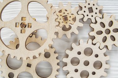 Beyaz ahşap zemin üzerinde dişli tekerlekleri. Yaratıcı, mantıksal düşünme kavramı.