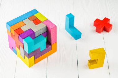 Karar verme süreci kavramı. Yaratıcı, mantıksal düşünme kavramı. Beyaz ahşap zemin üzerinde farklı geometrik şekiller ahşap bloklar. Farklı renklerde geometrik şekiller. 