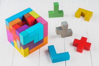 Karar verme süreci kavramı. Yaratıcı, mantıksal düşünme kavramı. Beyaz ahşap zemin üzerinde farklı geometrik şekiller ahşap bloklar. Farklı renklerde geometrik şekiller. 
