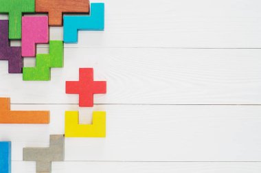 Yaratıcı, mantıksal düşünme kavramı. Beyaz ahşap arka plan, düz yatıyordu, farklı renkli şekiller ahşap blok alanı kopyalayın. Geometrik şekiller farklı renklerde, üstten görünüm. Arka plan.