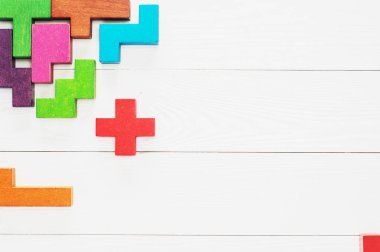 Yaratıcı, mantıksal düşünme kavramı. Beyaz ahşap arka plan, düz yatıyordu, farklı renkli şekiller ahşap blok alanı kopyalayın. Geometrik şekiller farklı renklerde, üstten görünüm. Arka plan.