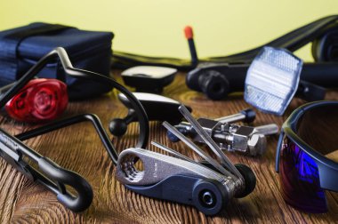 Aletler ve aksesuarlar bisiklet sürmeye ayarlandı. Bisiklet gezileri için aksesuarlar: evrensel tornavida aleti ve vidalar, gözlük, bisiklet aynası, pompa, su tutucu, hız göstergesi. Bisiklet araçları ve yedek parçalar. 