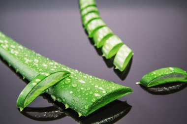 Aloe vera jel ahşap masa yapraklarda aloe vera ile. Doğal kozmetik maddeler. Taze aloe vera bitki üzerinde ahşap masa, yakın çekim. 