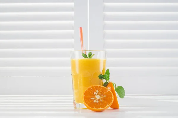 Färskpressad Apelsinjuice Färsk Blandad Fruktsmoothies Glas Vit Trä Bakgrund Cocktails — Stockfoto