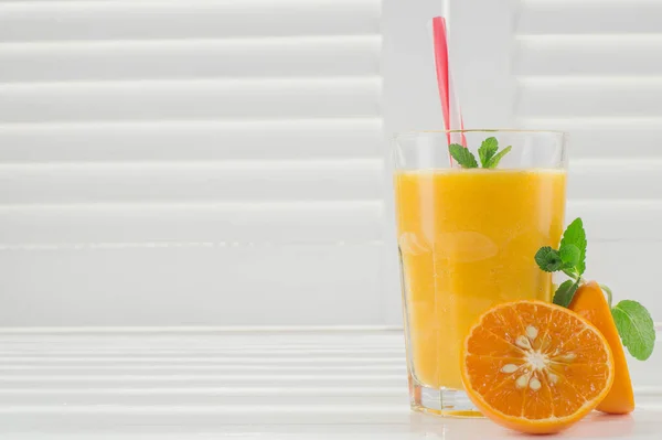 Frischer Orangensaft Frisch Gemixte Frucht Smoothies Gläsern Auf Weißem Holzgrund — Stockfoto