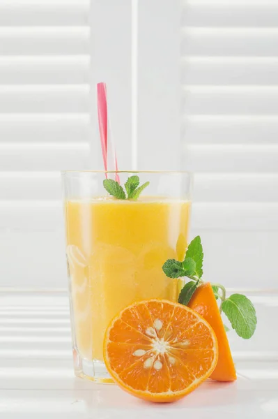 Färskpressad Apelsinjuice Färsk Blandad Fruktsmoothies Glas Vit Trä Bakgrund Cocktails — Stockfoto