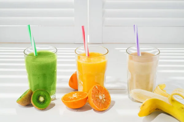 Färsk Blandad Fruktsmoothies Glas Vit Trä Bakgrund Cocktails Med Färsk — Stockfoto