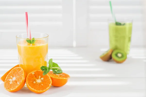 Färsk Apelsinjuice Och Kiwi Juice Färsk Blandad Fruktsmoothies Glas Vit — Stockfoto