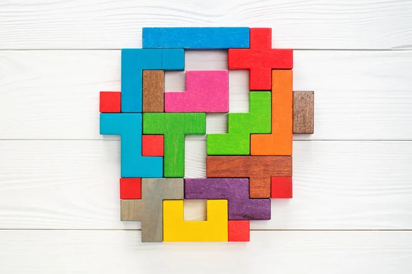 创造性的概念 逻辑思维 不同五颜六色的形状木块在白色木制背景 平坦的铺设 复制空间 抽象问号由木块制成 顶视图 — 图库照片