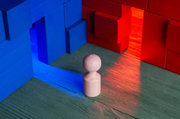 Концепція Вибору Ділова Людина Два Двері Синій Червоний Сумнівний Чоловік — стокове фото