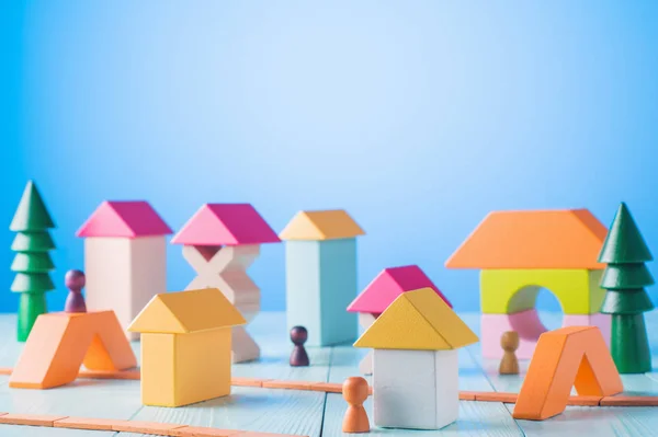 木制建筑玩具 婴儿建筑砖 儿童木制方块在蓝色背景 五颜六色的玩具块 教育木制玩具 — 图库照片