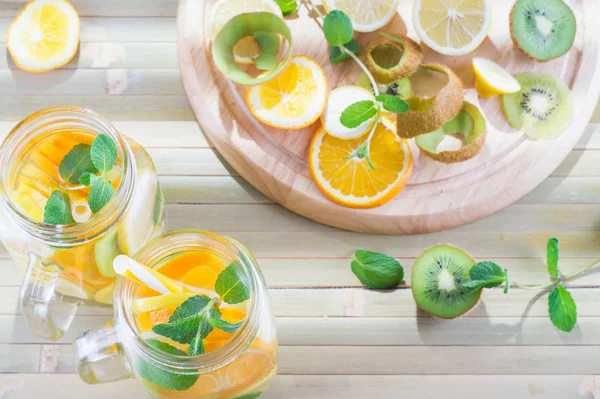 Detox Frukt Bevattnar Träbord Färsk Hemmagjord Lemonad Med Mynta Sommaren — Stockfoto