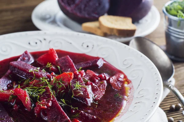蔬菜汤 红色的 Borsch 在一个白色的碗在质朴的木制背景 健康的甜菜汤 美味的甜菜汤 — 图库照片