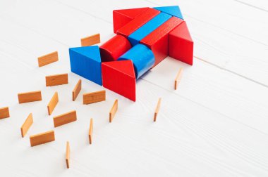 Renkli ahşap bloklar soyut roket kopya alanı ile beyaz ahşap zemin üzerinde. İş kavramı, başlangıç, başarı, başarı. Roket şeklinde, bulma kavramı ahşap puzzle