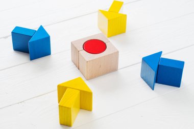 Dört ahşap ok merkezi hedefe doğru gidiyor. Nesneye işaret eden oklar. Amaç, planlanan başarı uygulanması kavramı. Hedef ve amaç sembolü.