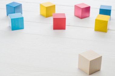 Ahşap oyuncak küplerin Beyaz ahşap zemin üzerinde. Renkli ahşap yapı taşları.