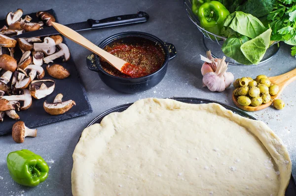 Préparation Pizza Pâte Crue Entourée Ingrédients Sauce Macérer Masculine Sur — Photo
