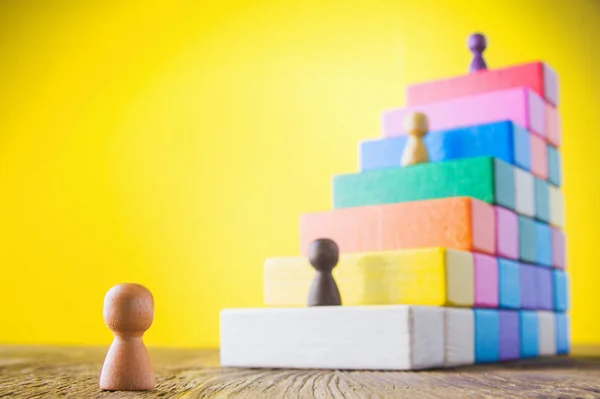 Metáfora Negocios Del Hombre Negocios Subiendo Escaleras Carrera Colores Sobre —  Fotos de Stock