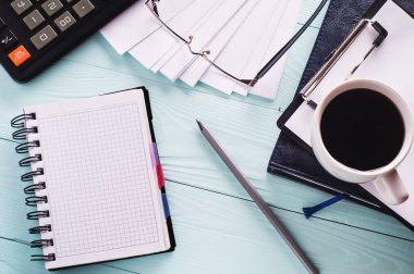 İş nesneleri (siyah Pano boş yaprak kağıt, kalem, Gözlük, zarf ve hesap makinesi ile), en iyi görünüm. Metin için yer. Office ile çalışma alanı sağlar ve kahve, düz yatıyordu. Kopya alanı.