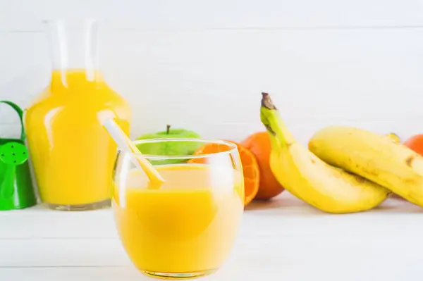 Ein Glas Frischer Orangensaft Und Früchte Orange Mandarine Apfel Banane — Stockfoto
