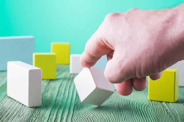 Mão Segurando Elemento Cubo Madeira Conceito Pensamento Lógico Formas Geométricas — Fotografia de Stock