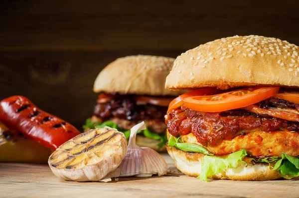 Dos Deliciosas Hamburguesas Frescas Hamburguesa Casera Con Verduras Frescas Primer Imágenes de stock libres de derechos