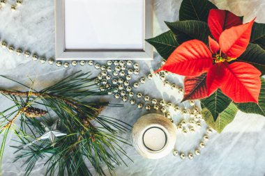 Noel closeup mockup Atatürk çiçeği, çam çelenk, defter, kopya yer ile.