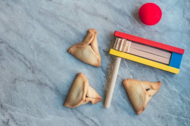 Yahudi tatil Purim arka plan ile şenlikli ve hamantaschen tanımlama bilgileri. metin için yer. Üstten Görünüm. metin için yer.