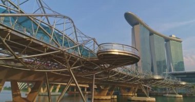 Singapur şehir merkezinde güzel köprü