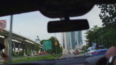 Araba penceresinden Singapur simgesel yapısı görünümü