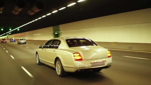 Luxe auto in tunnel — Stockvideo
