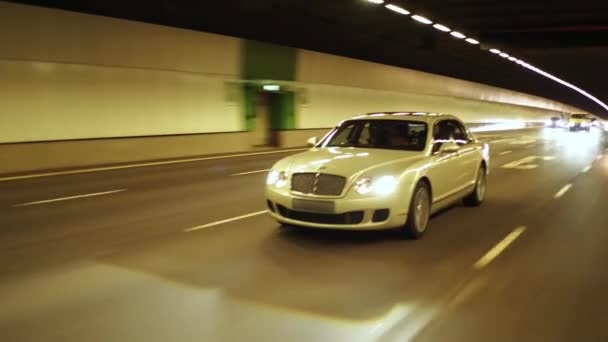 Luxury car models in tunnel — Stock Video