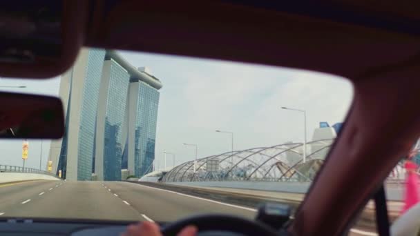 Поездка на роскошном автомобиле в Сингапуре — стоковое видео