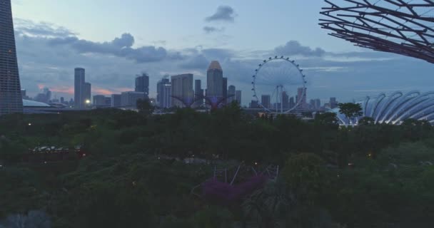 Étendue entre les bâtiments dans le jardin de Singapour — Video