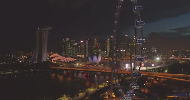 Ночной вид на реку и город Сингапура — стоковое видео