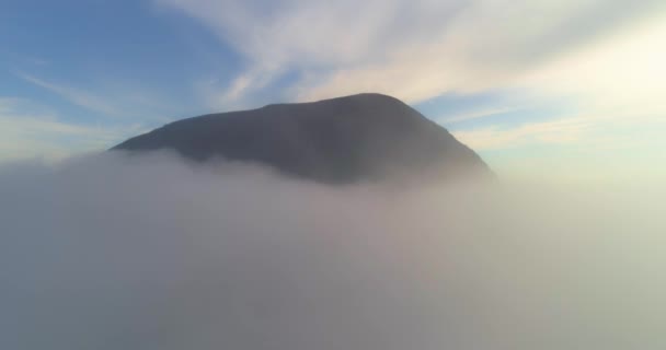 Opening uitzicht op de berg vanuit de wolken — Stockvideo