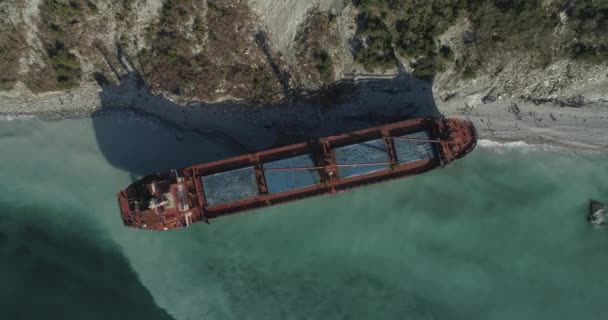 Schip gegooid door storm bovenaanzicht — Stockvideo