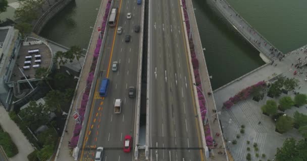 川を渡る街の橋の上の車の流れ — ストック動画