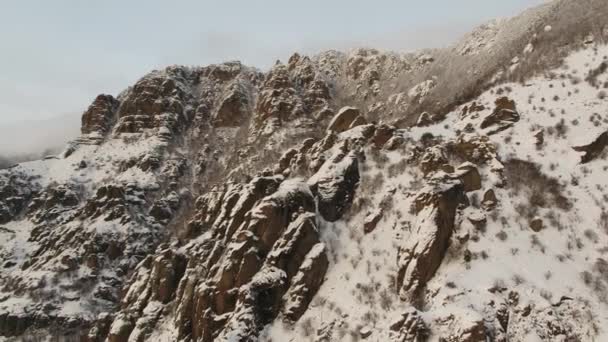 Koude rotsen in de bergen — Stockvideo