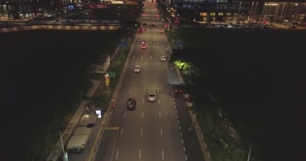 Nocny ruch na drodze między wieżowce — Wideo stockowe