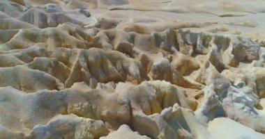 Güzel bir rahatlama oluşturan engebeli arazi