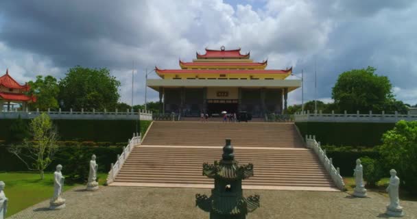 Religiöser Tempel auf der Insel Bintan — Stockvideo