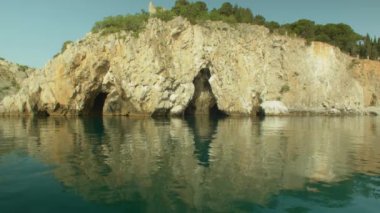 Deniz kenarında kaya puşte Mağarası