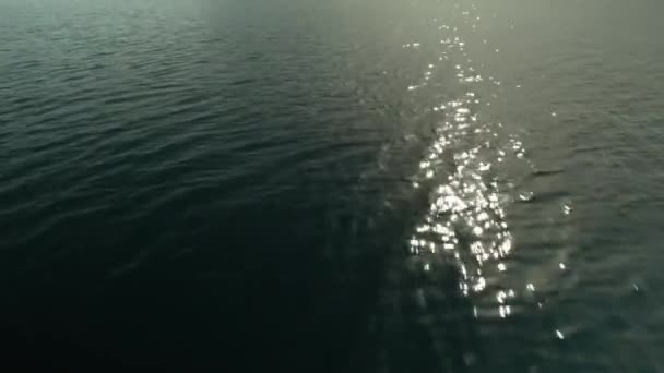 Dos rocas en el mar contra la montaña — Vídeo de stock